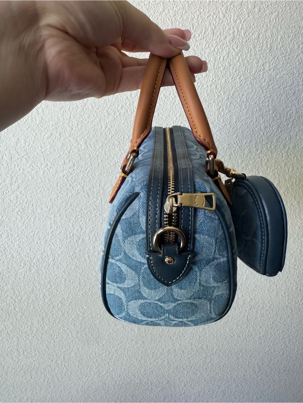 COACH mini Rowan in signature denim WITH heart charm. - Picture 3 of 4